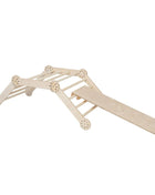 Volledig opgebouwde Montessori klimdriehoek met helling op witte achtergrond – toont stabiele structuur en minimalistisch design.