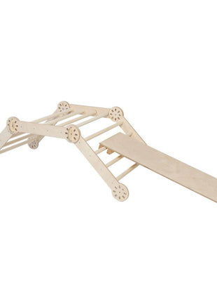 Volledig opgebouwde Montessori klimdriehoek met helling op witte achtergrond – toont stabiele structuur en minimalistisch design.