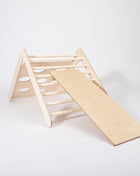 2-in-1 Montessori klimrek met verstelbare helling – ideaal voor actief binnen spelen en motorische ontwikkeling.