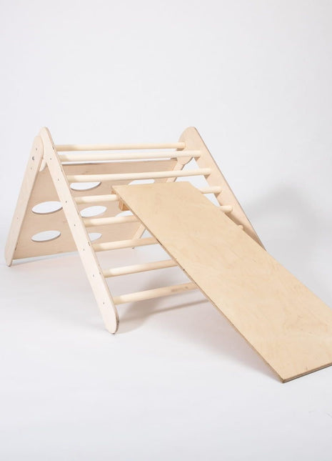 2-in-1 Montessori klimrek met verstelbare helling – ideaal voor actief binnen spelen en motorische ontwikkeling.