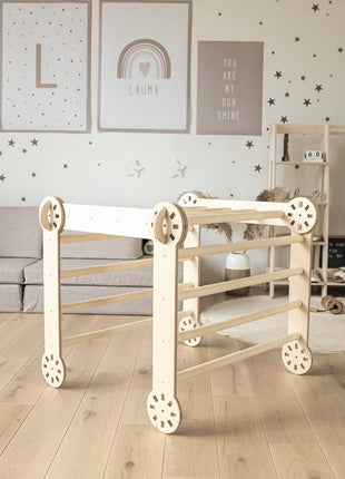 Montessori klimdriehoek in verticale stand – stijlvolle toevoeging aan de speelhoek, bevordert motoriek en balans.