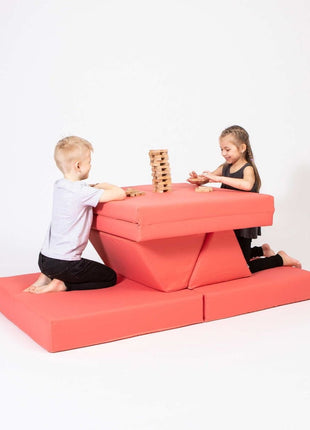 Twee kinderen spelen aan een speeltafelopstelling van de Monboxy Montessori speelbank – multifunctioneel en kindvriendelijk.