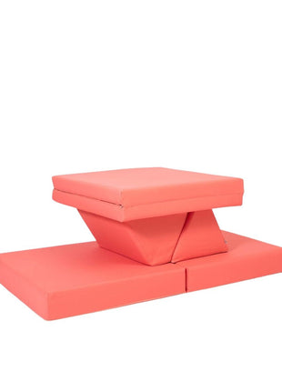 Creatieve balansopstelling van de Monboxy Montessori speelbank in koraal – geschikt voor actieve motorische ontwikkeling.