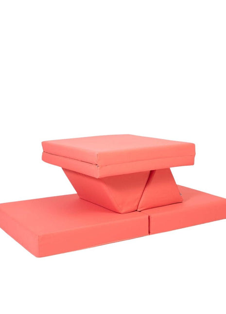 Creatieve balansopstelling van de Monboxy Montessori speelbank in koraal – geschikt voor actieve motorische ontwikkeling.