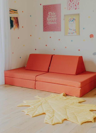 Monboxy Montessori speelbank in bankopstelling op een zacht speelkleed – geschikt als rustplek voor peuters.