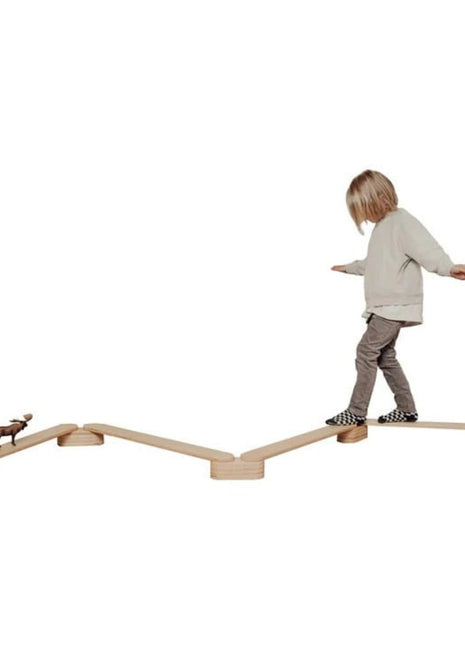 Kind balanceren op de Leg&Go evenwichtsbalkenset van 4 op witte achtergrond.