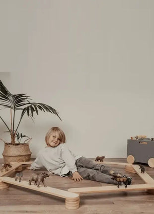 Kind speelt met speeldieren in het midden van de Leg&Go evenwichtsbalkenset van 6.