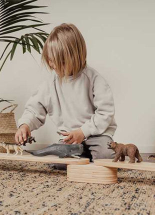 Kind speelt met speeldieren op een balk van de Leg&Go evenwichtsbalkenset van 6.