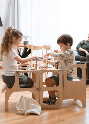 MIIMO opstap naturel gebruikt als extra stoel naast Step’n Sit terwijl twee kinderen samen spelen aan tafel