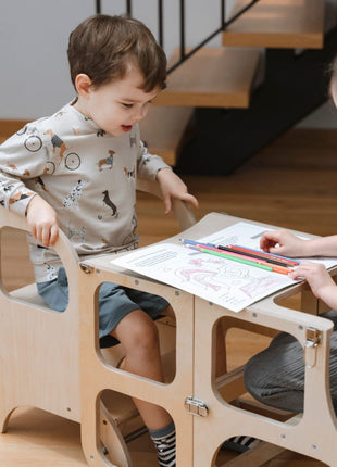 MIIMO opstap naturel gebruikt als extra stoel bij Step’n Sit terwijl twee kinderen samen aan tafel kleuren
