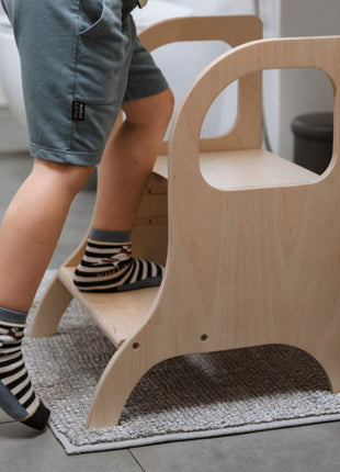 Kind stapt op MIIMO in hoogte verstelbare opstap naturel in de badkamer