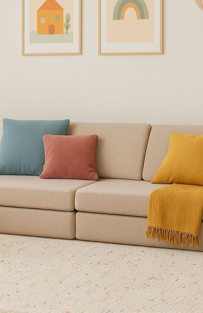 Monboxy Beige Activiteitenspeelbank en Berkenhouten Montessori Klimdriehoek in ingerichte speelkamer.