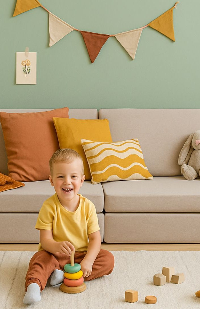 Monboxy Beige Activiteitenspeelbank en Montessori Klimrek met helling en kind in speelkamer.