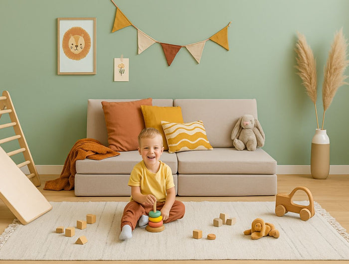 Monboxy Beige Activiteitenspeelbank en Montessori Klimrek met helling en kind in speelkamer.