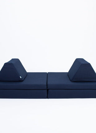 Marineblauwe Monboxy Montessori bank met driehoekskussens voor comfort.