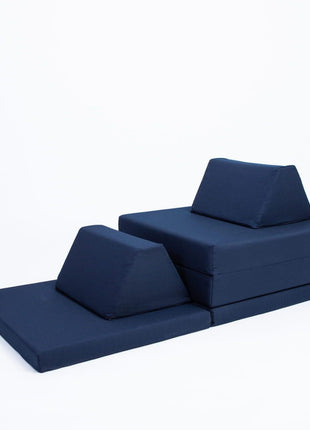 Monboxy Marineblauw Activiteitenspeelbank in trapvormige speelopstelling met twee kussens.