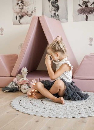 Speeltentopstelling met roze Monboxy speelbank en zachte knuffels op rond vloerkleed.