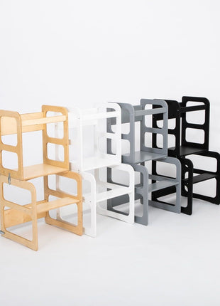 Montessori 2-in-1 Keukentoren in vier kleuren op een rij op witte achtergrond.