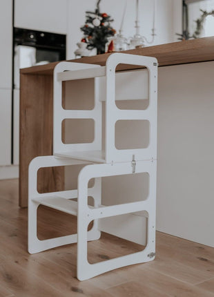 Montessori 2-in-1 Keukentoren in witte uitvoering naast keukenblad geplaatst.