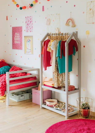 Montessori Huisvormig Kledingrek in grijze variant met kleurrijke kinderkleding in vrolijke kamer.
