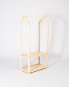 Montessori Huisvormig Kledingrek in houten variant leeg weergegeven op witte achtergrond