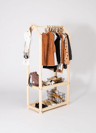 Montessori Huisvormig Kledingrek in houten variant met bruine en zwarte kinderkleding.