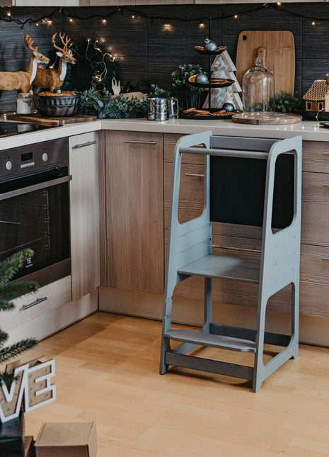 Montessori Keukenhulp met Schoolbord in grijs in feestelijk versierde keuken.