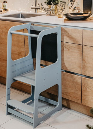 Montessori Keukenhulp met Schoolbord in grijs geplaatst in keuken.