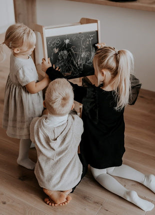 Montessori Keukenhulp met Schoolbord in naturel waarop drie kinderen tekenen.
