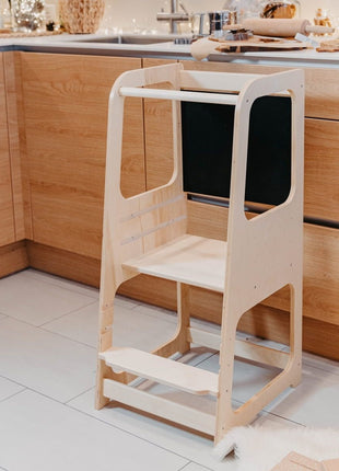 Montessori Keukenhulp met Schoolbord in naturel kleur geplaatst in keuken.