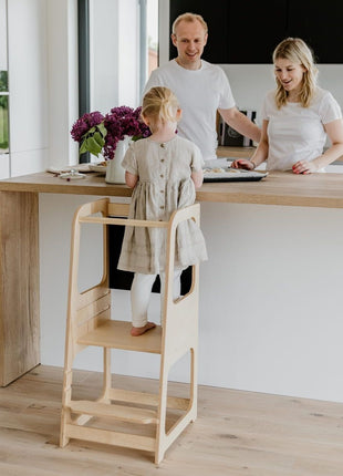 Montessori Keukenhulp met Schoolbord in naturel waarop kind bakt samen met ouders.
