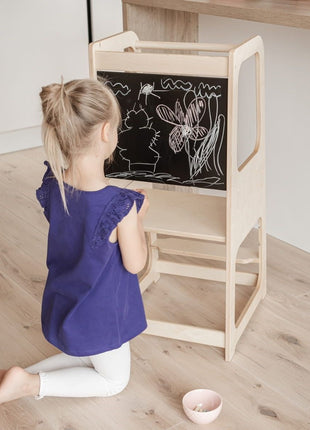 Montessori Keukenhulp met Schoolbord in naturel waarop meisje tekent op schoolbord.