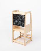 Montessori Keukenhulp met Schoolbord in naturel op witte achtergrond.