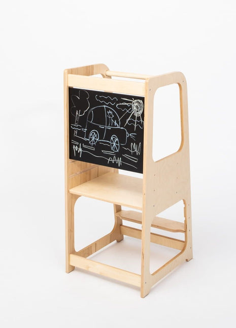 Montessori Keukenhulp met Schoolbord in naturel op witte achtergrond.
