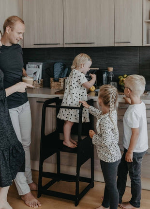 Montessori Keukenhulp met Schoolbord in zwart gebruikt door kind met ouders en broer en zus.