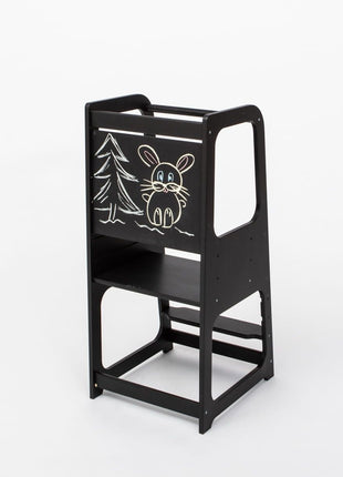 Montessori Keukenhulp met Schoolbord in zwart op witte achtergrond.