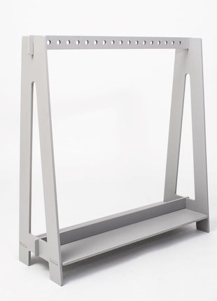 Montessori kledingrek grijs met 17 openingen, leegstaand product op witte achtergrond.