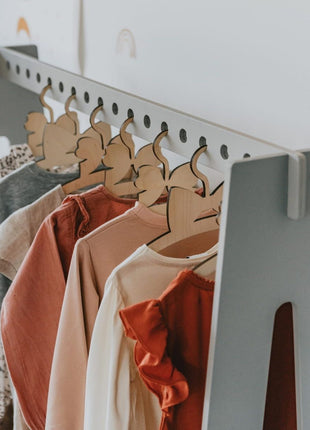 Detail van het Montessori Kledingrek met 17 openingen in grijs met houten hangers.