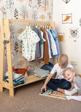 Twee kinderen spelen bij Montessori Kledingrek met 17 openingen in hout met kleding.