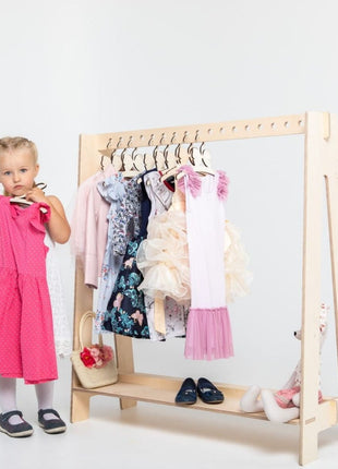 Montessori Kledingrek met 17 openingen in grijs met kinderkleding en schoenen.