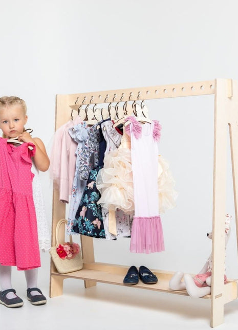 Montessori Kledingrek met 17 openingen in grijs met kinderkleding en schoenen.