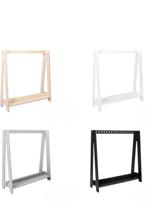 Vier kleurvarianten van het Montessori Kledingrek met 17 openingen: houtlook, wit, grijs en zwart.