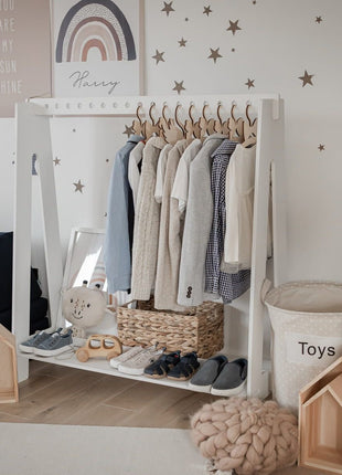 Montessori House Bed kleerhangerrek – zelfstandig kiezen en leren ordenen