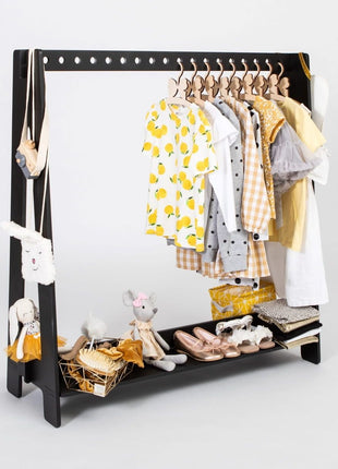 Montessori Kledingrek met 17 openingen in zwart met kinderkleding en accessoires.