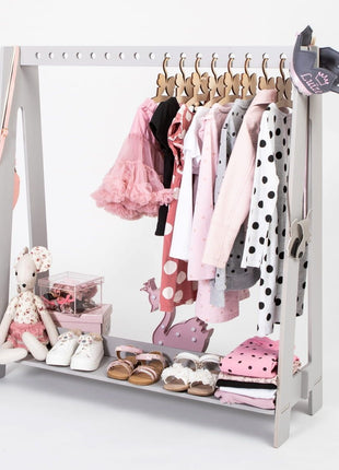 Montessori Kledingrek met 17 openingen in grijs met kinderkleding en schoenen.