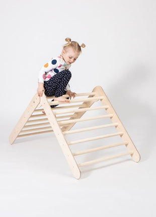 Meisje klimt op het Montessori Klimrek in A-stand op witte achtergrond.