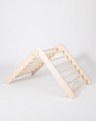 Montessori Klimrek in A-stand op witte achtergrond zonder kinderen.