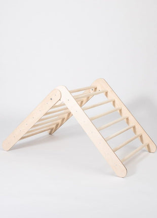 Montessori Klimrek in A-stand op witte achtergrond zonder kinderen.