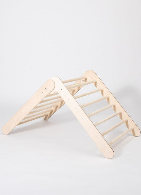 Montessori Klimrek in A-stand op witte achtergrond zonder kinderen.