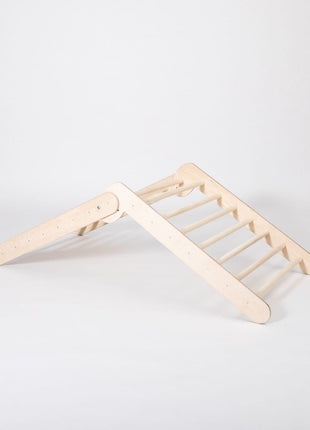 Montessori Klimrek in lage stand op witte achtergrond.